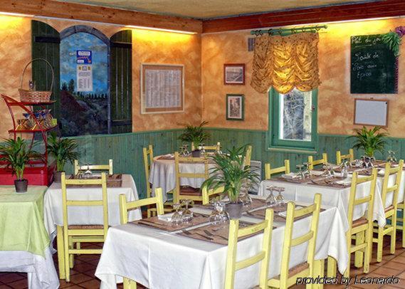 Contact Hotel Restaurant La Chaumiere Entre Orgeval Et Flins A13 Sortie 8 Les Mureaux Restaurace fotografie