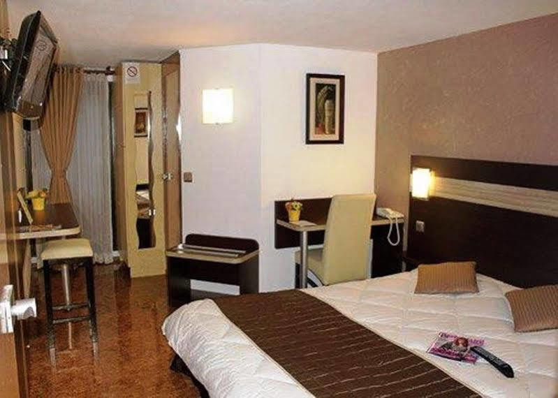 Contact Hotel Restaurant La Chaumiere Entre Orgeval Et Flins A13 Sortie 8 Les Mureaux Exteriér fotografie